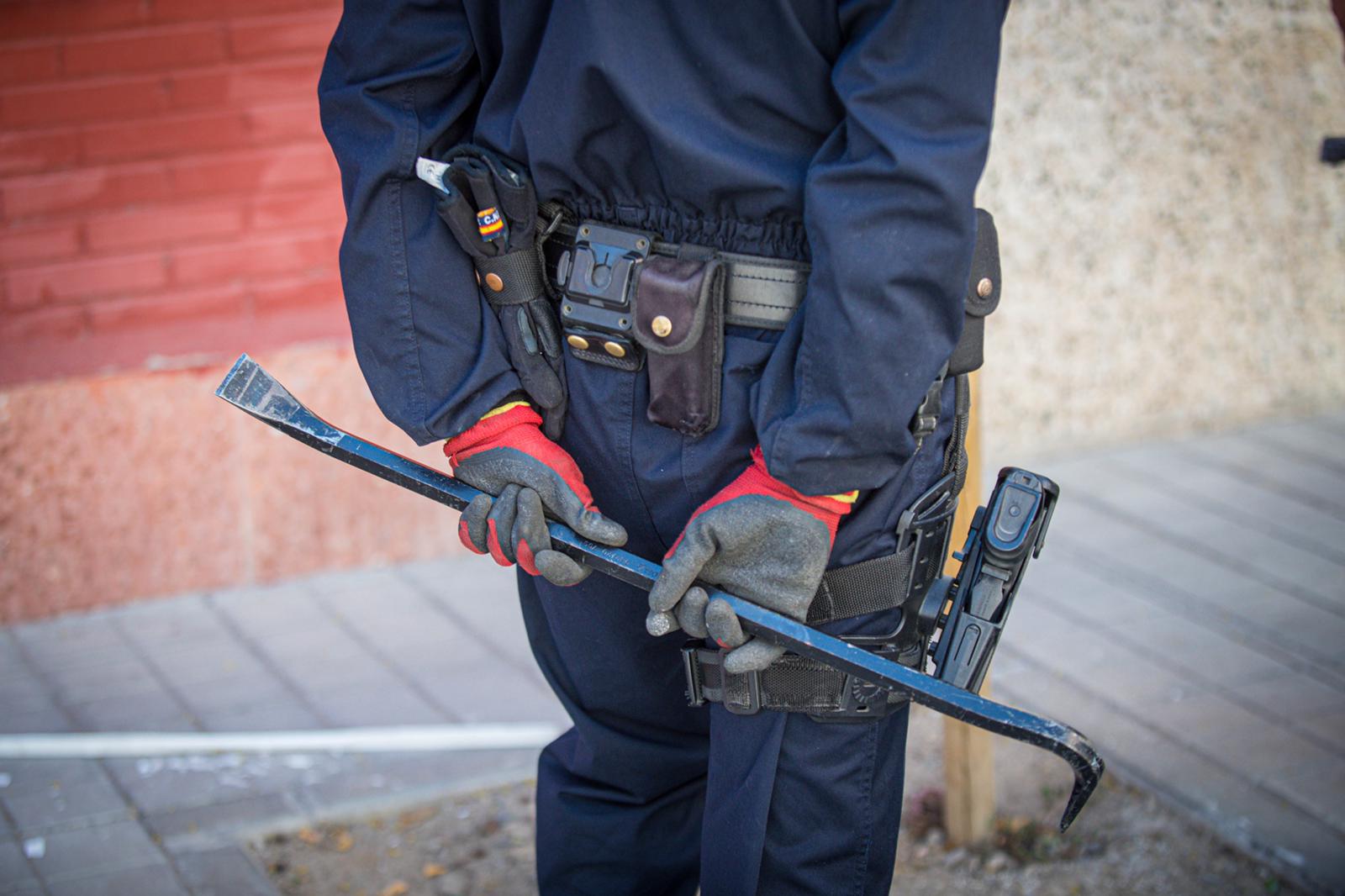 Los registros autorizados judicialmente buscan cultivos de interior de cannabis sativa, armas de fuego y dinero después de una sesuda investigación iniciada meses atrás que culmina ahora