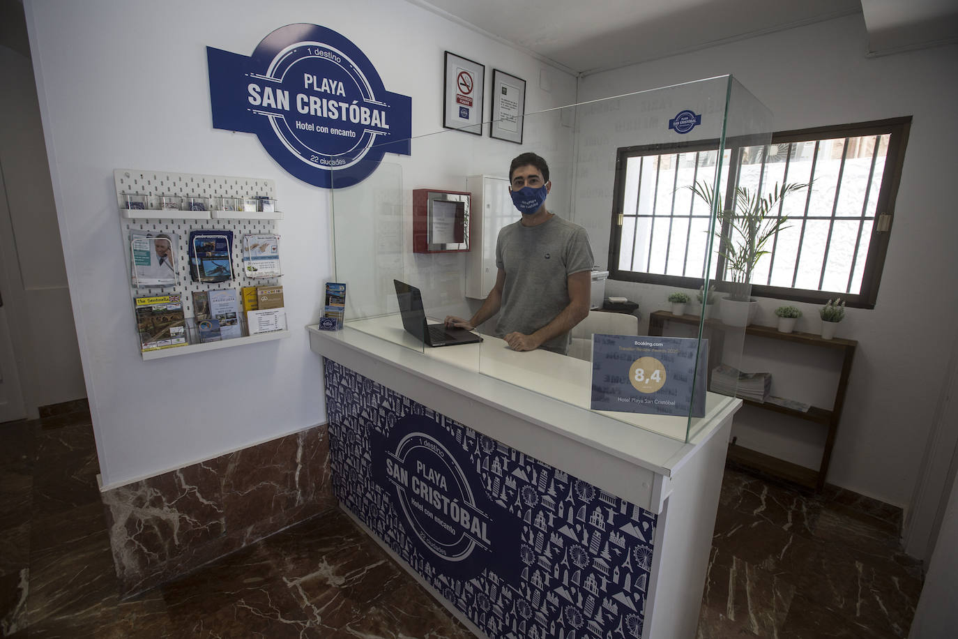 La recepción del hotel San Cristóbal de Almuñécar, uno de los tres que funcionan en la Costa Tropical. 