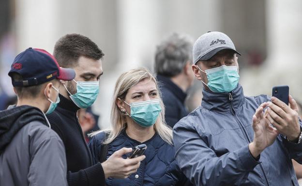 Un experto reconoce que «no es descartable» que el coronavirus pueda contagiarse por los objetos