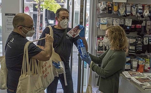 Imagen principal - El Ayuntamiento de Baza repartió kits de reapertura con material de seguridad como medida de apoyo al comercio local. 