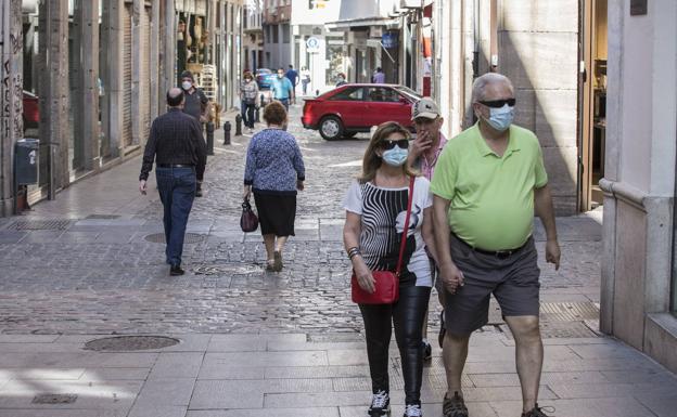 El BOE confirma la multa de 100 euros por no llevar mascarillas, todos los casos obligados y libra a los deportistas de ponérsela 