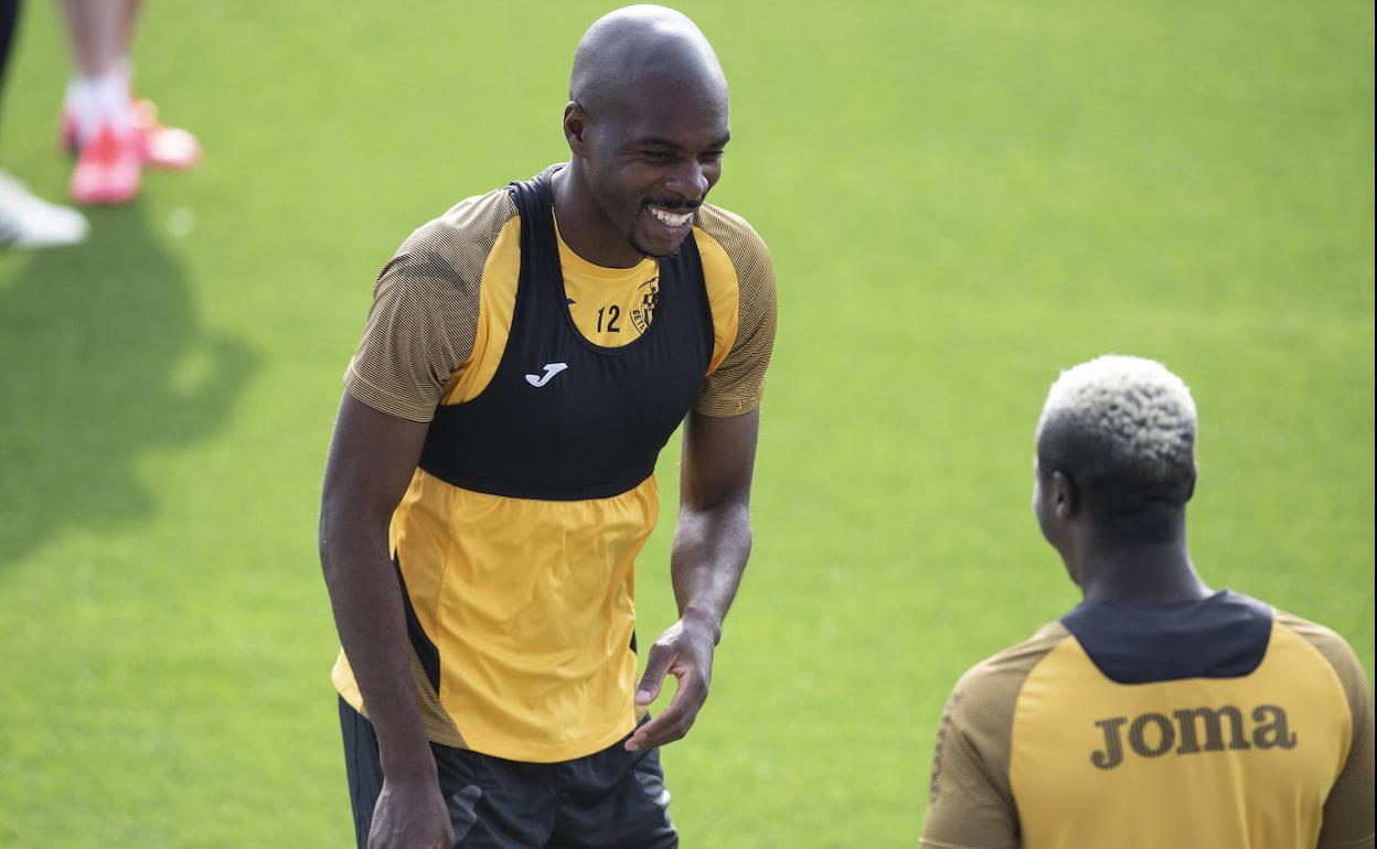 Allan Nyom, sonriente en un entrenamiento reciente con el Getafe. 