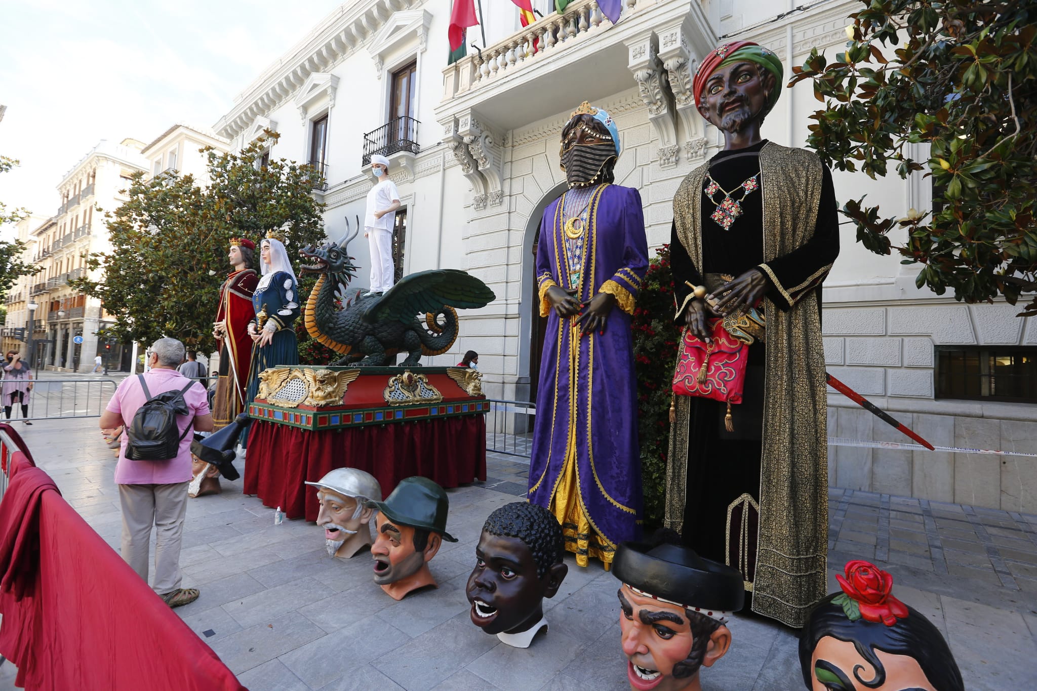 Los granadinos pueden ver el icono de las fiestas, y los cabezones, en la puerta del Ayuntamiento