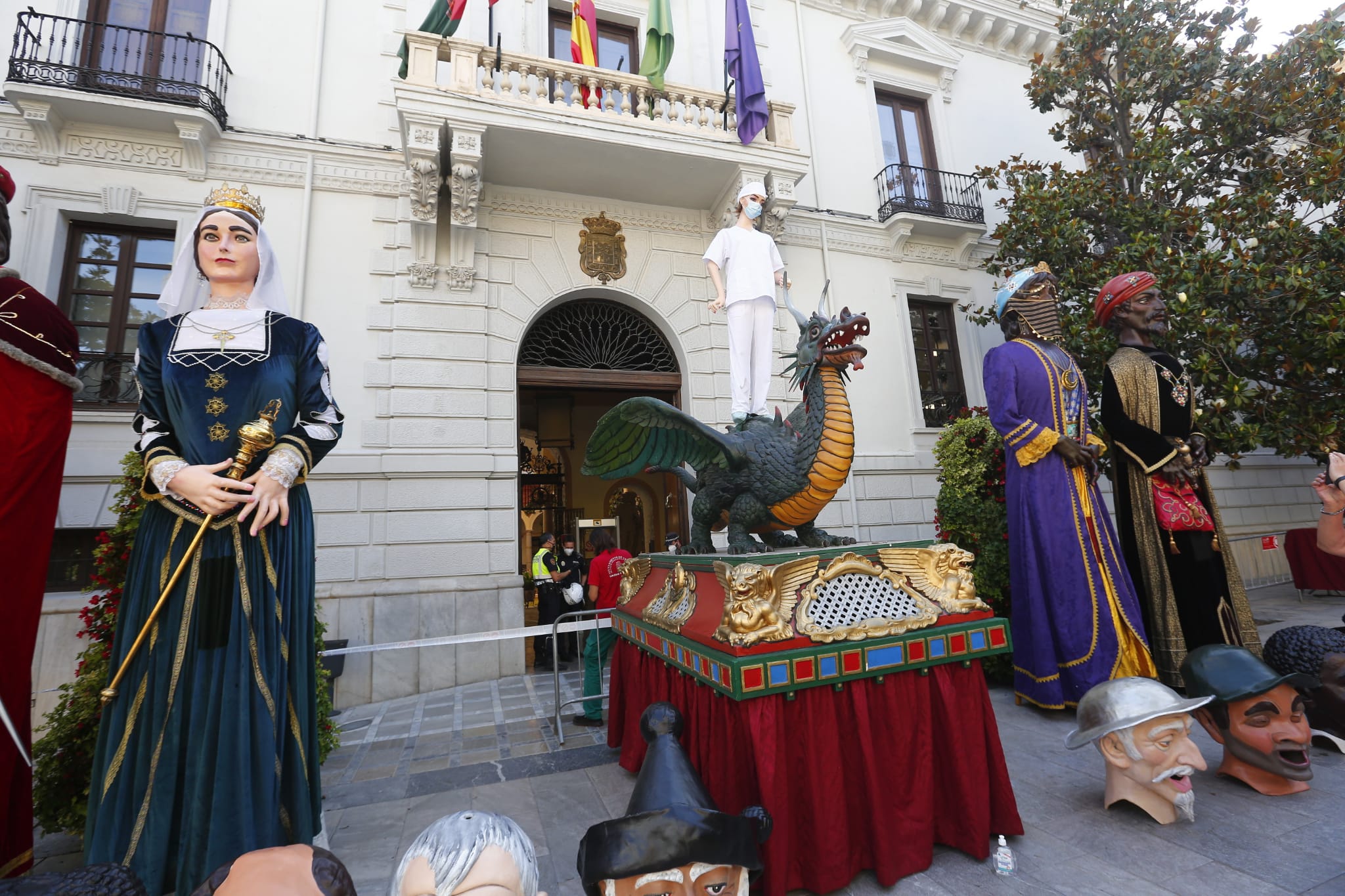 Los granadinos pueden ver el icono de las fiestas, y los cabezones, en la puerta del Ayuntamiento