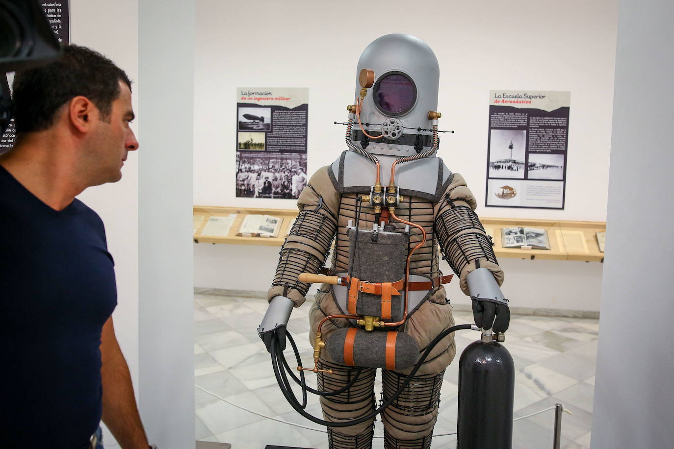 Imagen principal - Un réplica del traje que diseñó se exhibe en Parque de las Ciencias de Granada. Una imagen original del traje y monumento que recuerda al ingeniero en la Facultad de Ciencias de Granada