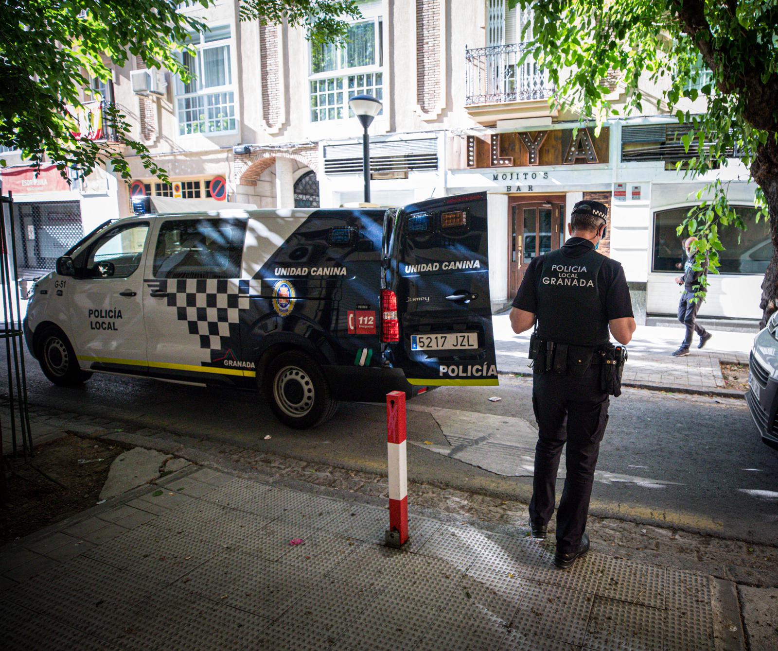 Agentes de la Polcía Local de Granada en el pub de la calle Martín Bohórquez, donde se produjo la fiesta.