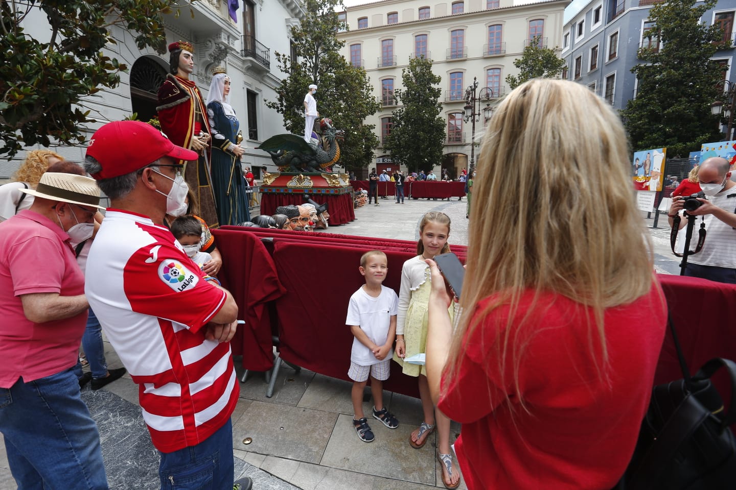 Los granadinos pueden ver el icono de las fiestas, y los cabezones, en la puerta del Ayuntamiento