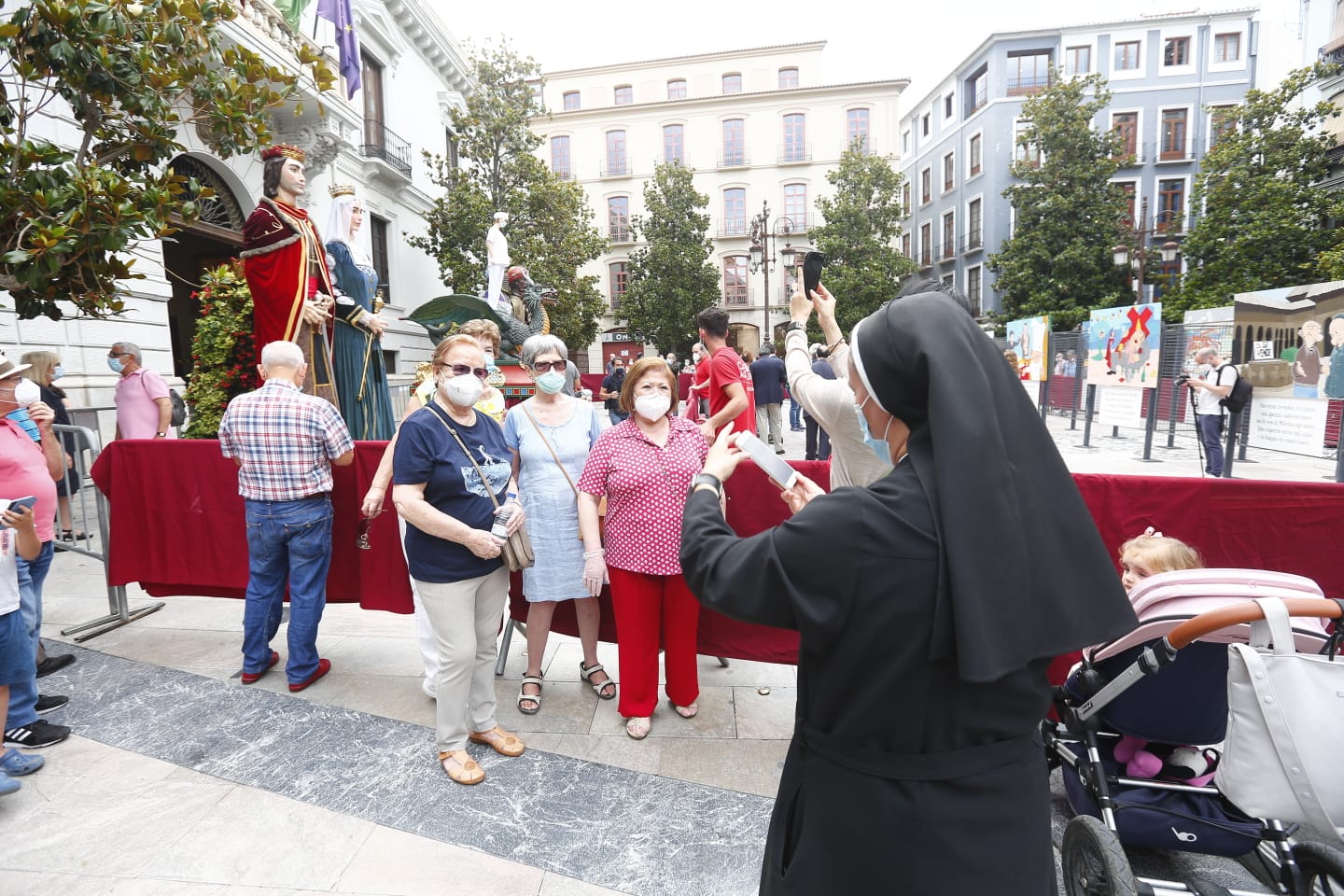 Los granadinos pueden ver el icono de las fiestas, y los cabezones, en la puerta del Ayuntamiento