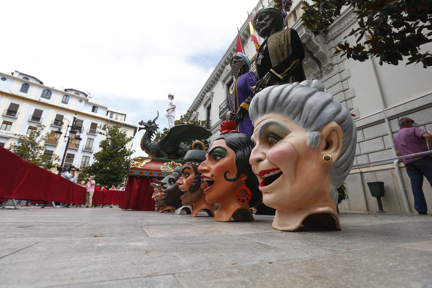 Los granadinos pueden ver el icono de las fiestas, y los cabezones, en la puerta del Ayuntamiento