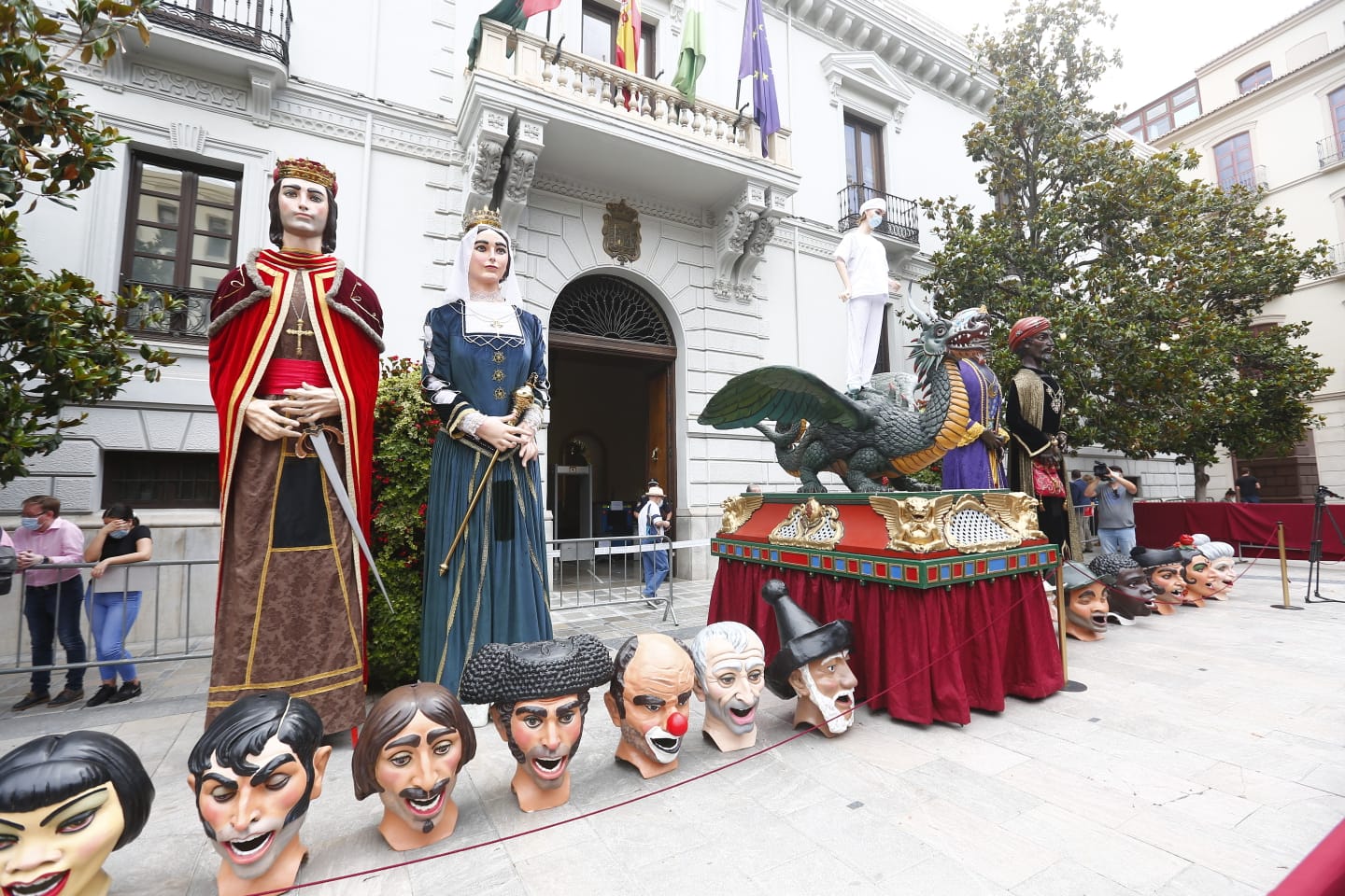 Los granadinos pueden ver el icono de las fiestas, y los cabezones, en la puerta del Ayuntamiento