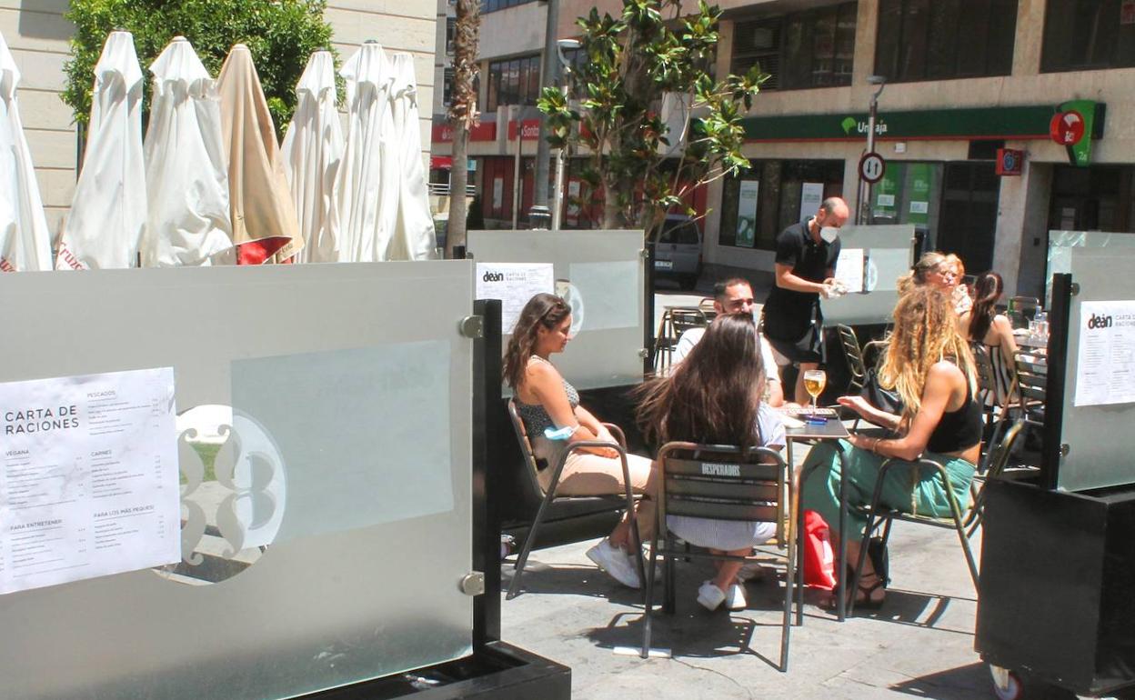 Terraza del centro de Jaén, con la carta pegada en las vallas separadoras para evitar el paso de mano en mano entre los clientes. 