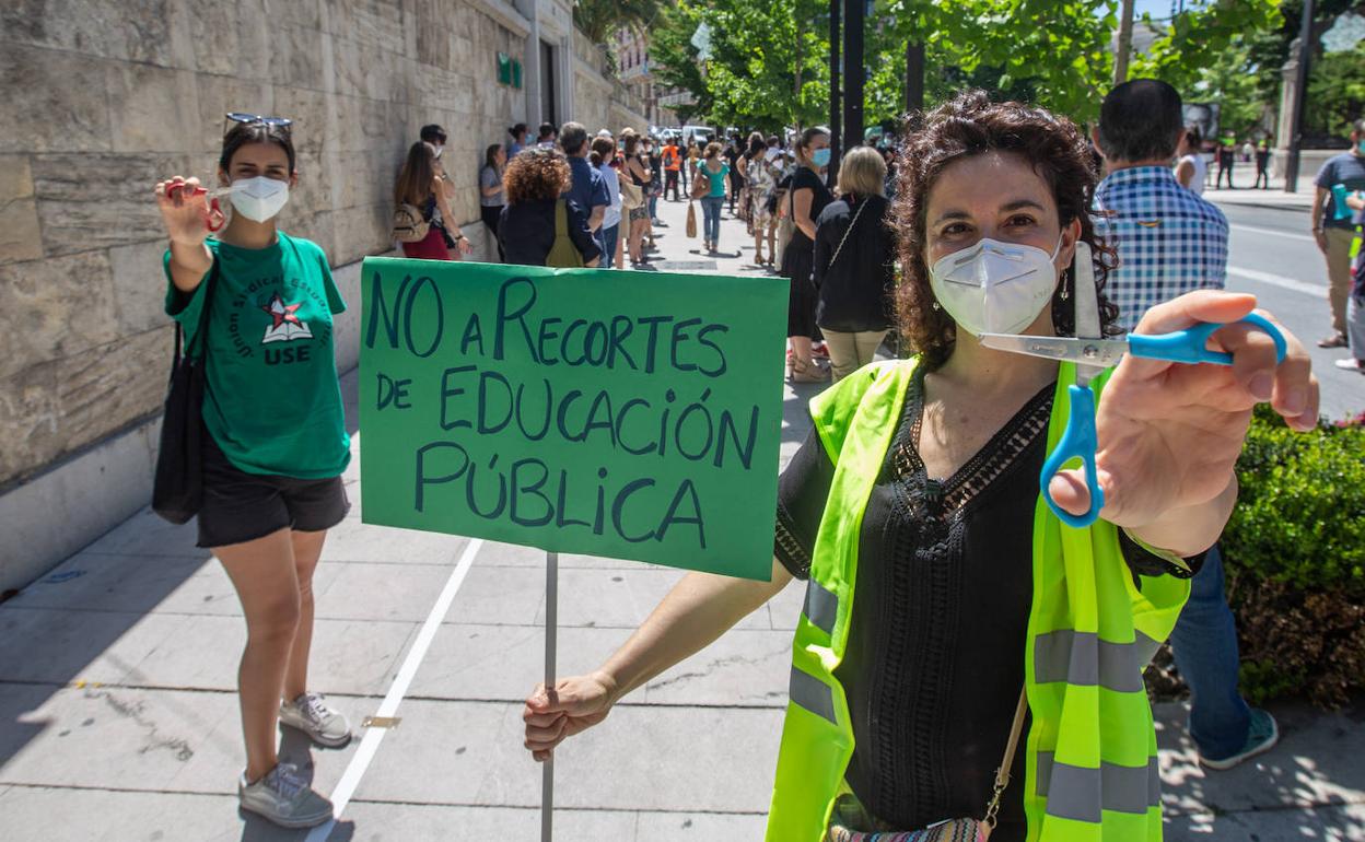 La comunidad educativa del colegio Tierno Galván se concentró ayer a las puertas de la delegación de Educación, para protestar por la supresión de una de sus líneas. 