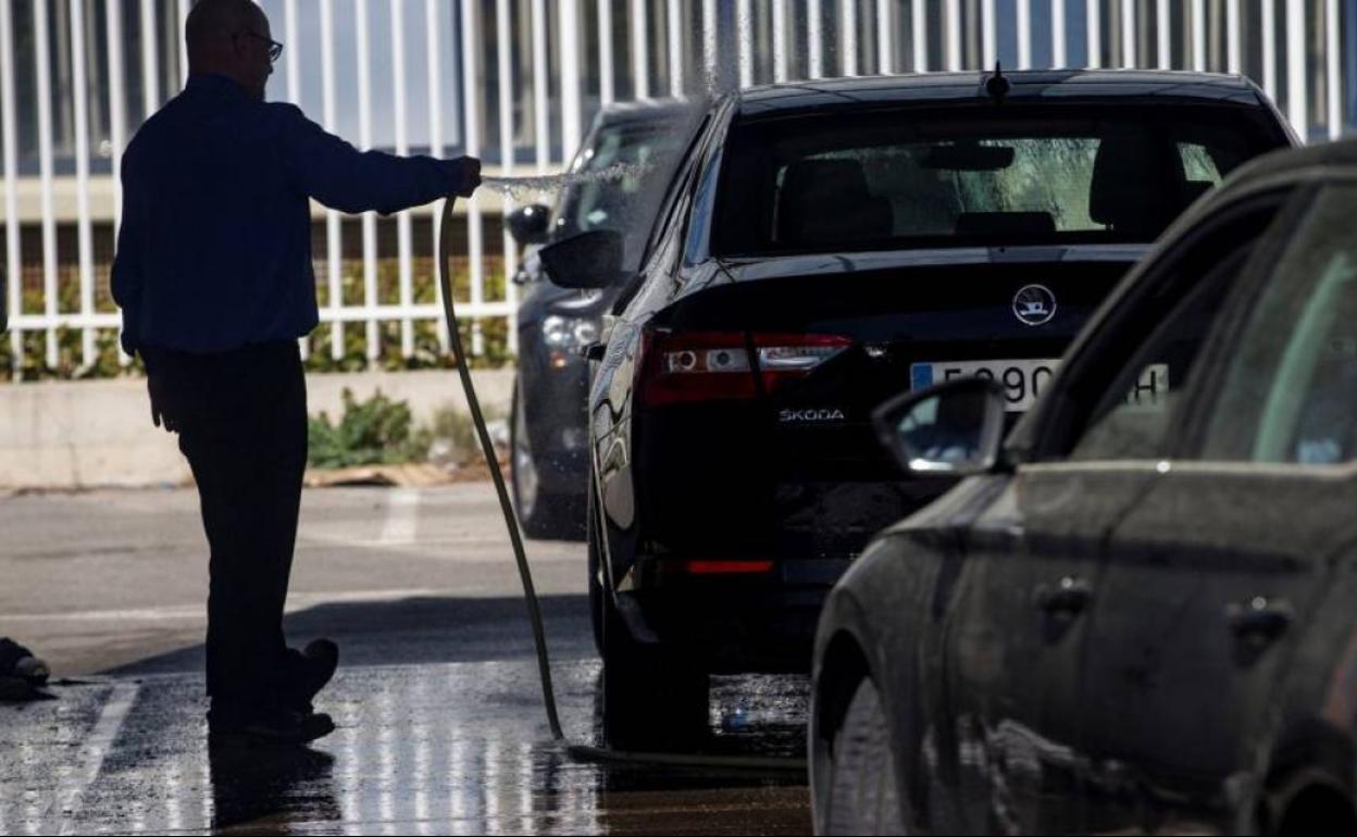 La DGT anuncia los 10 elementos del coche que debes desinfectar para librarlo de coronavirus