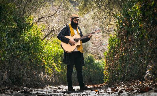 Manuel Hidalgo lleva vinculado a la música desde los quince años. 