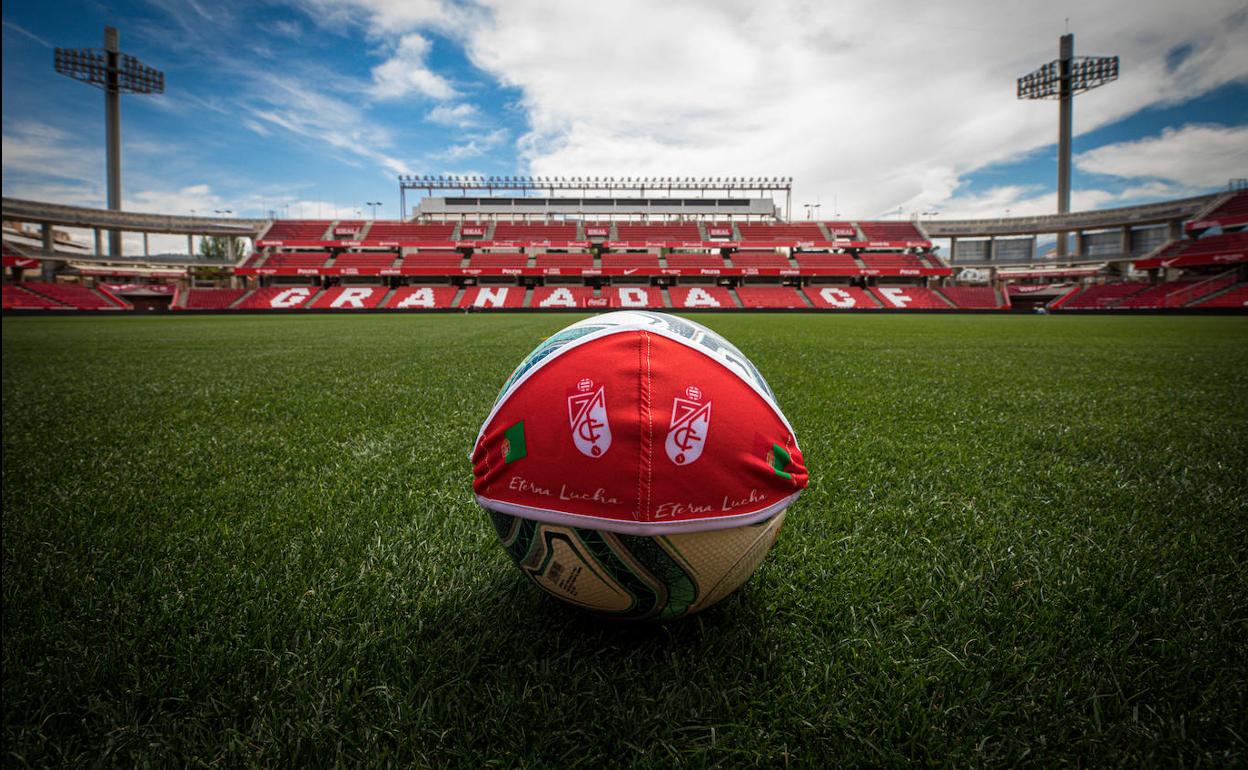 El balón de LaLiga, con una mascarilla tuneada del Granada CF en Los Cármenes. 