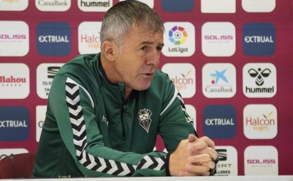 Lucas Alcaraz, durante una rueda de prensa con el Albacete. 