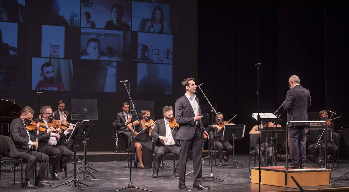 Imagen principal - Arriba, Juan de Dios Mateos, durante su intervención. Abajo, dos momentos del concierto. 