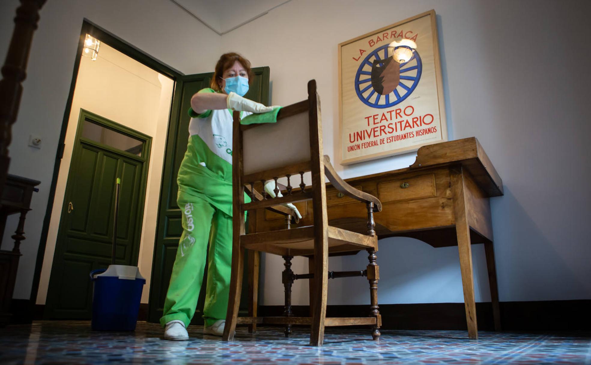 Emilia, empleada de Castor, la empresa que limpia la Huerta de San Vicente, repasa con el paño la silla en la que se sentaba Federico para escribir.