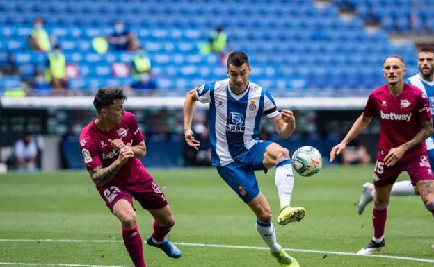 Marc Roca golpea el balón. 