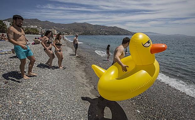 Los motivos por los que no debes usar el gel hidroalcohólico en la playa: «Nos podemos abrasar»