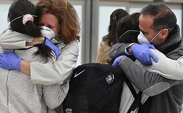 Revelan cómo es el «abrazo ideal» para tener el menor riesgo posible de contraer coronavirus