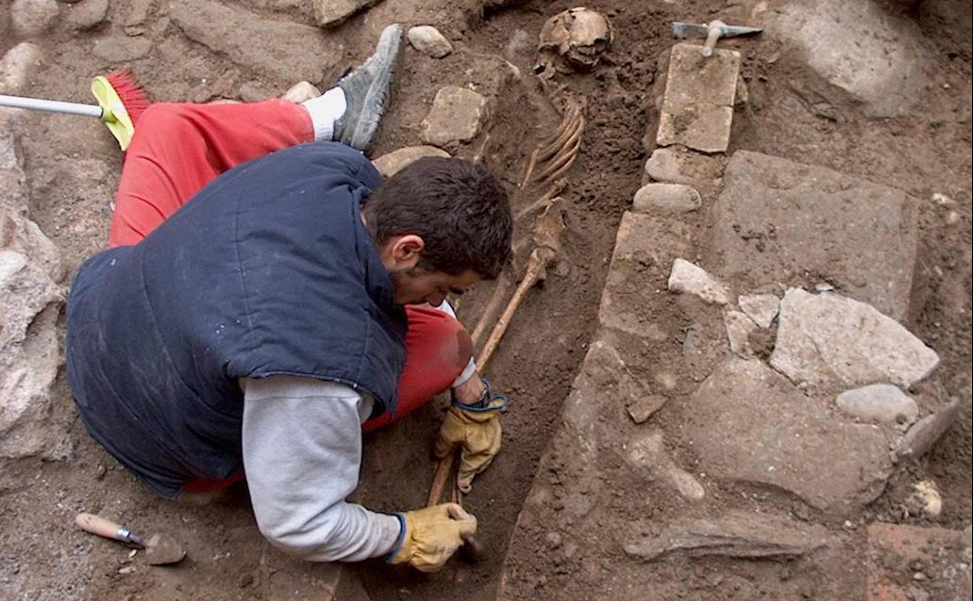 Excavación de una tumba en el cementerio de la puerta de Elvira, en la c/ Triana Baja.