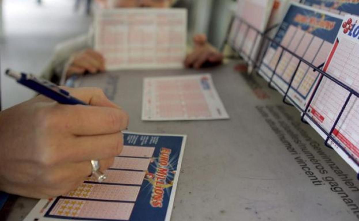 Euromillones | Gana el bote más alto de la historia vendido por Internet pero creyó que se llevaba 72.000 euros