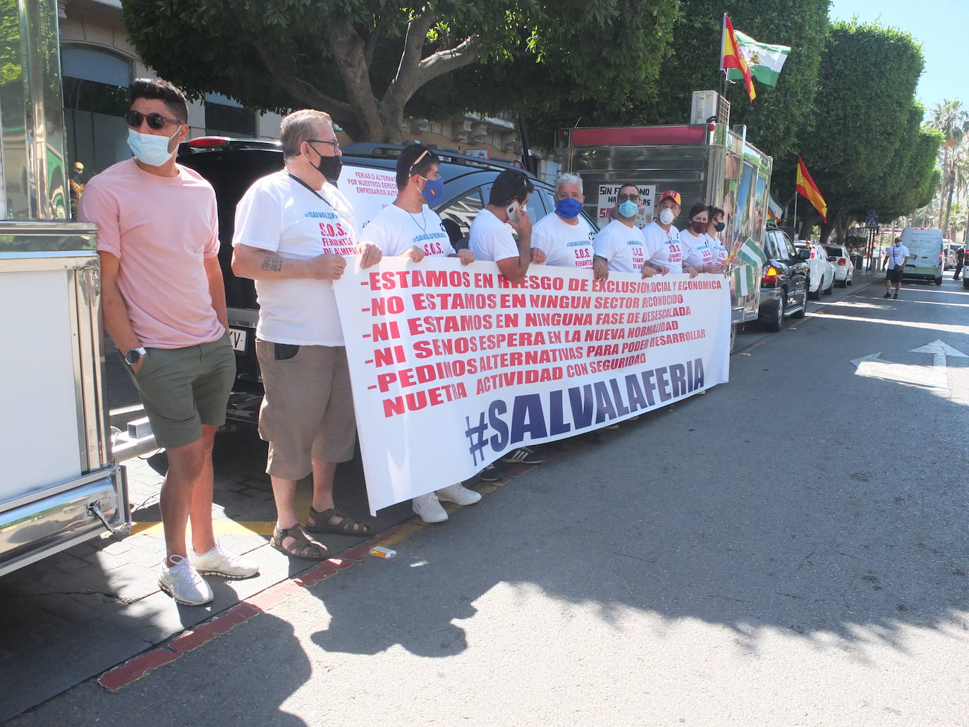 Los feriantes almerienses han recorrido este lunes las principales calles de la capital para reclamar ayudas al sector tras la suspensión de todas las ferias y verbenas de este verano por la Covid-19.