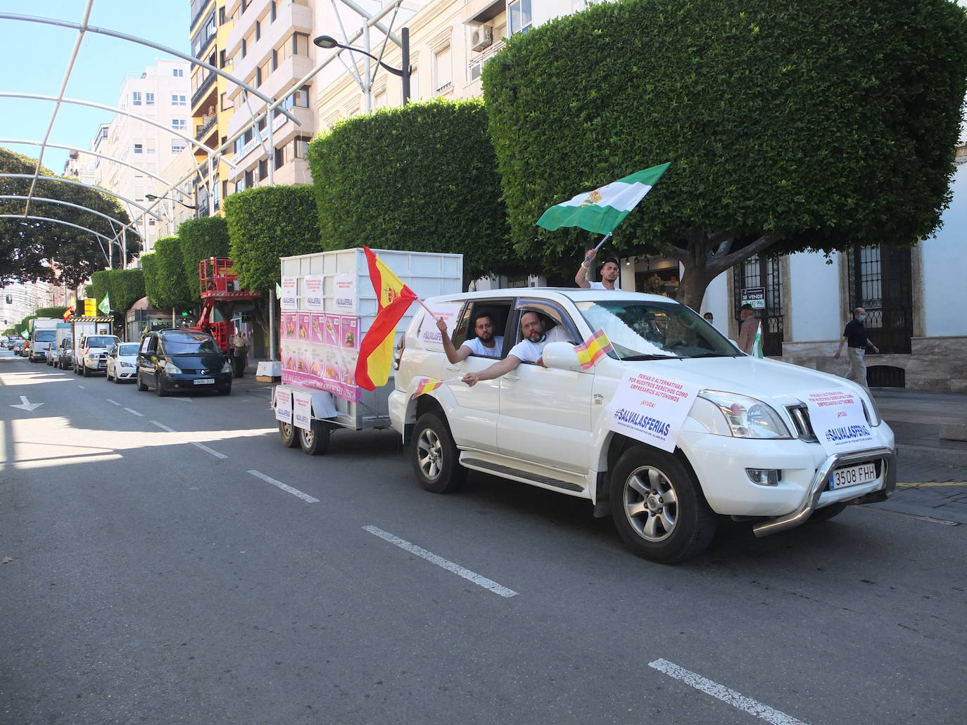 Los feriantes almerienses han recorrido este lunes las principales calles de la capital para reclamar ayudas al sector tras la suspensión de todas las ferias y verbenas de este verano por la Covid-19.