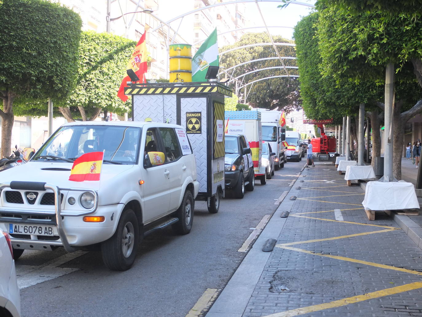 Los feriantes almerienses han recorrido este lunes las principales calles de la capital para reclamar ayudas al sector tras la suspensión de todas las ferias y verbenas de este verano por la Covid-19.