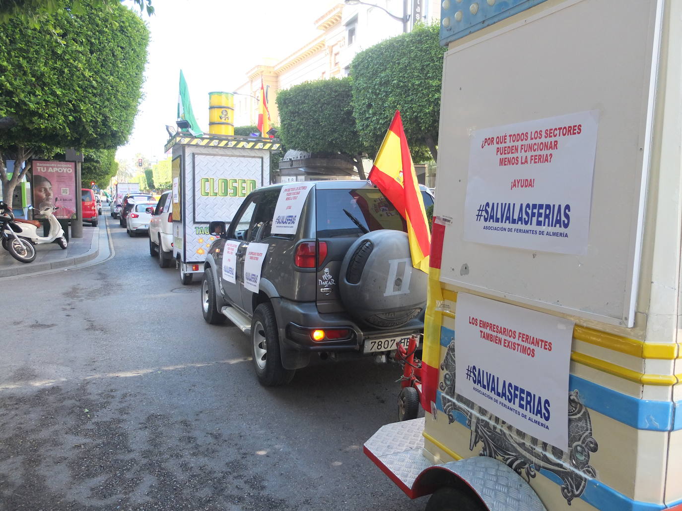 Los feriantes almerienses han recorrido este lunes las principales calles de la capital para reclamar ayudas al sector tras la suspensión de todas las ferias y verbenas de este verano por la Covid-19.