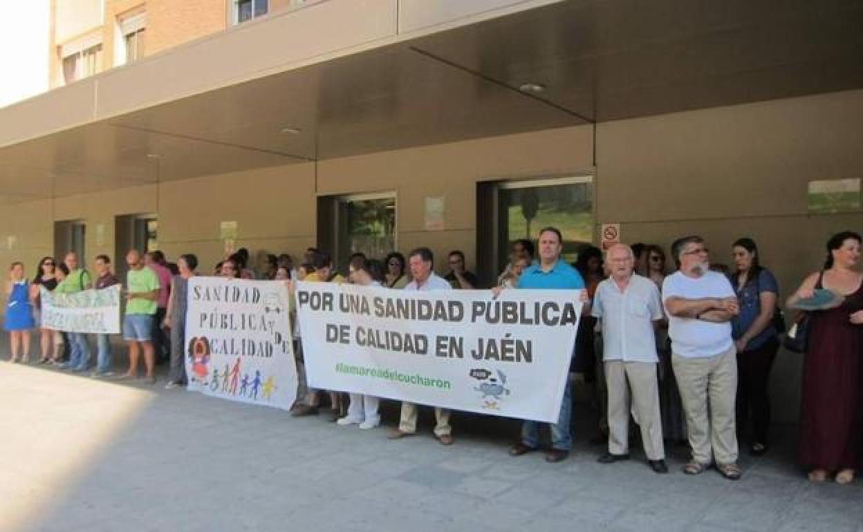 Concentración de la plataforma frente al Hospital. 