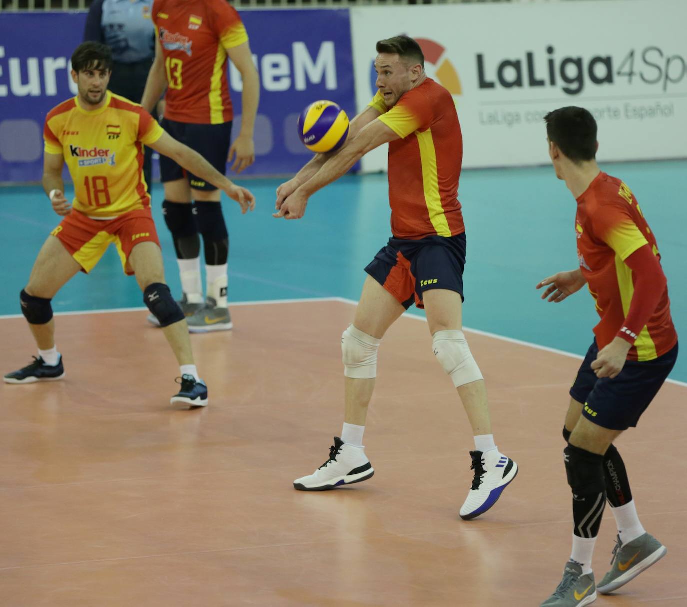 Carlos Jiménez, en un partido con la selección española.