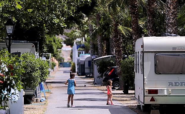 Los campings que aún no reciben clientes abrirán en la semana de San Juan o a principios de julio