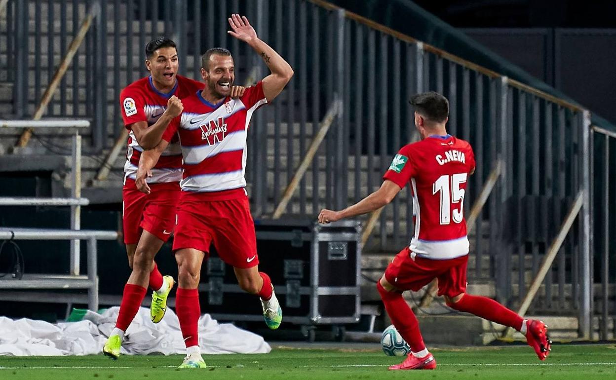 Roberto Soldado celebra su gol junto a Antoñín y Carlos Neva. 