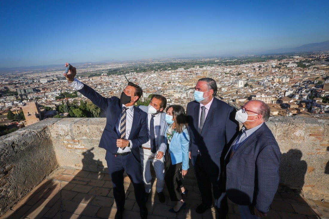 Los primeros turistas han empezado a visitar el monumento emocionados por este momento histórico