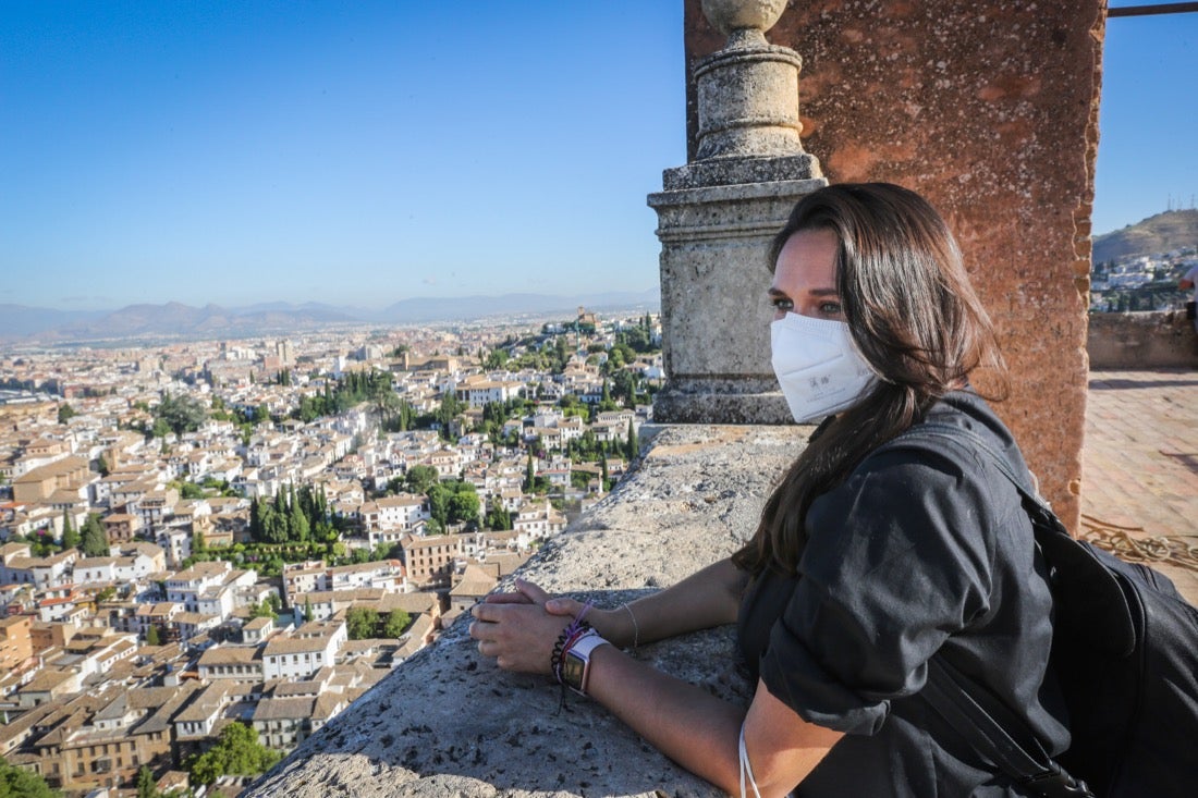 Los primeros turistas han empezado a visitar el monumento emocionados por este momento histórico
