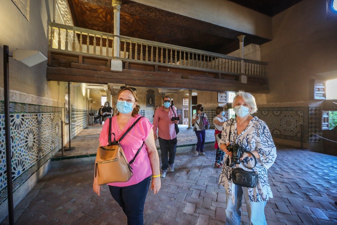 Los primeros turistas han empezado a visitar el monumento emocionados por este momento histórico