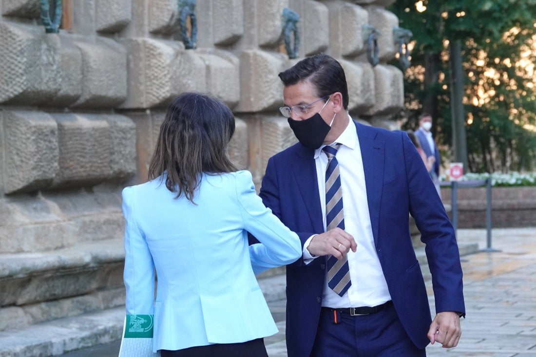 Los primeros turistas han empezado a visitar el monumento emocionados por este momento histórico