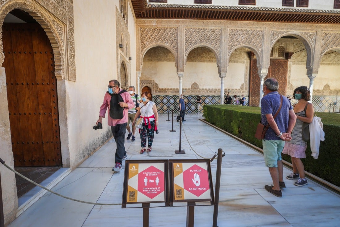 Los primeros turistas han empezado a visitar el monumento emocionados por este momento histórico