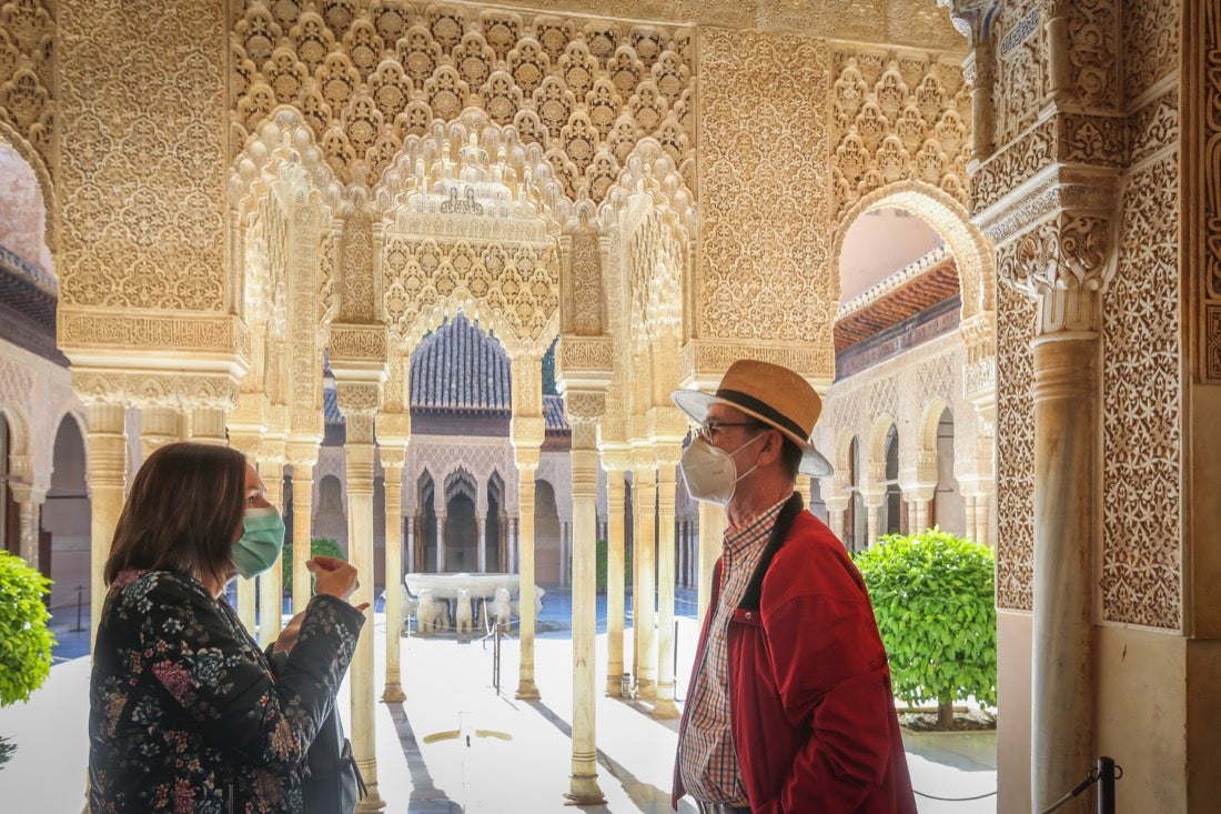 Los primeros turistas han empezado a visitar el monumento emocionados por este momento histórico