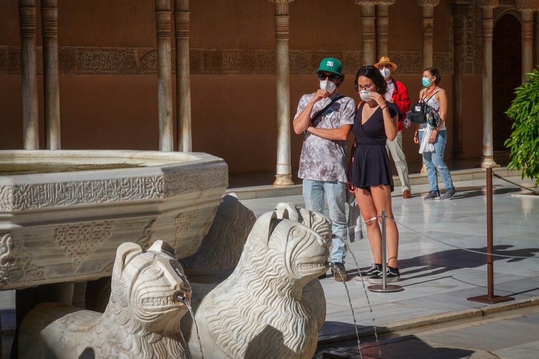 Los primeros turistas han empezado a visitar el monumento emocionados por este momento histórico