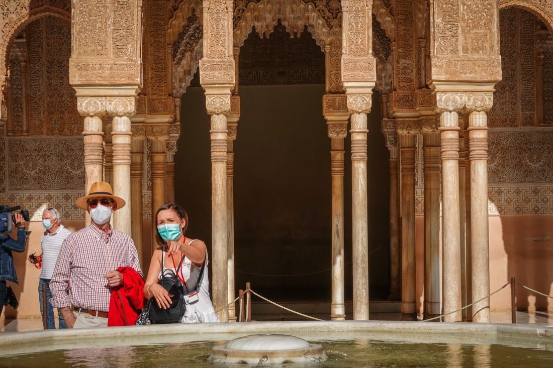 Los primeros turistas han empezado a visitar el monumento emocionados por este momento histórico