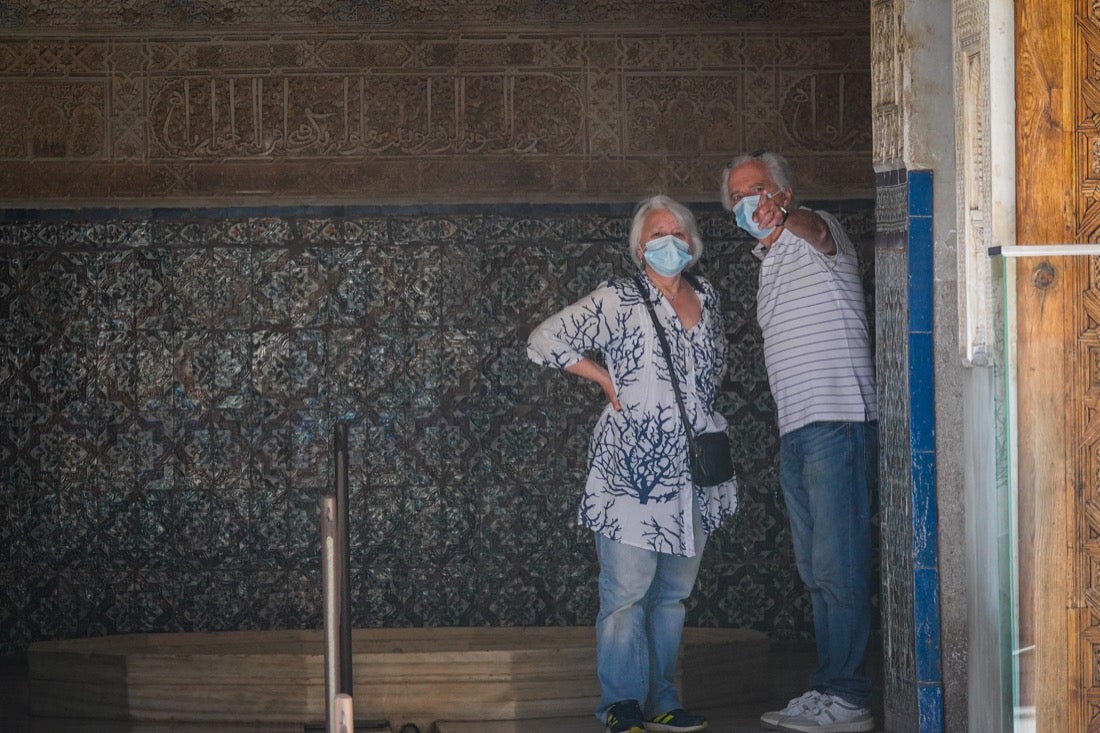 Los primeros turistas han empezado a visitar el monumento emocionados por este momento histórico