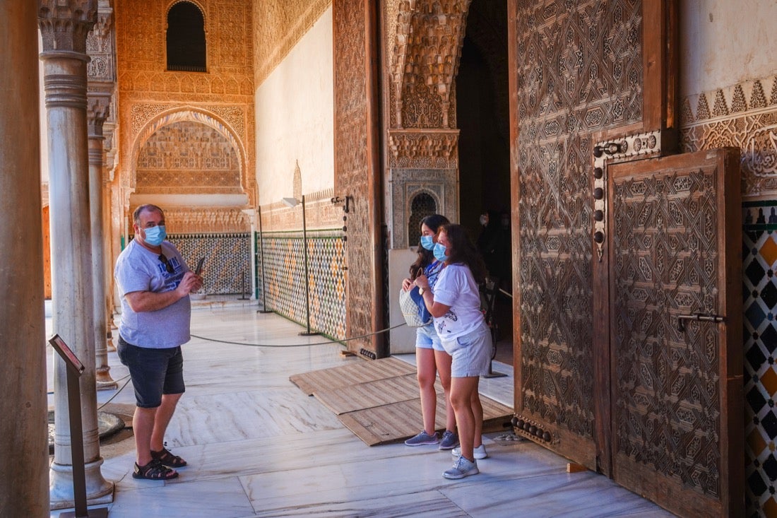 Los primeros turistas han empezado a visitar el monumento emocionados por este momento histórico
