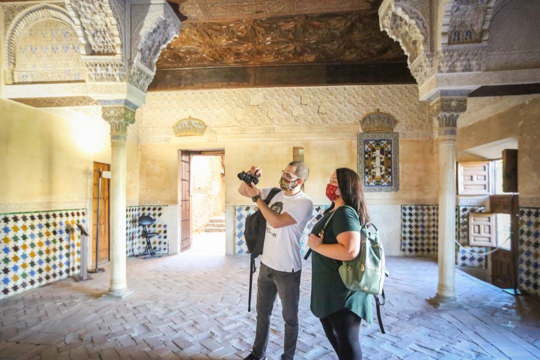 Los primeros turistas han empezado a visitar el monumento emocionados por este momento histórico