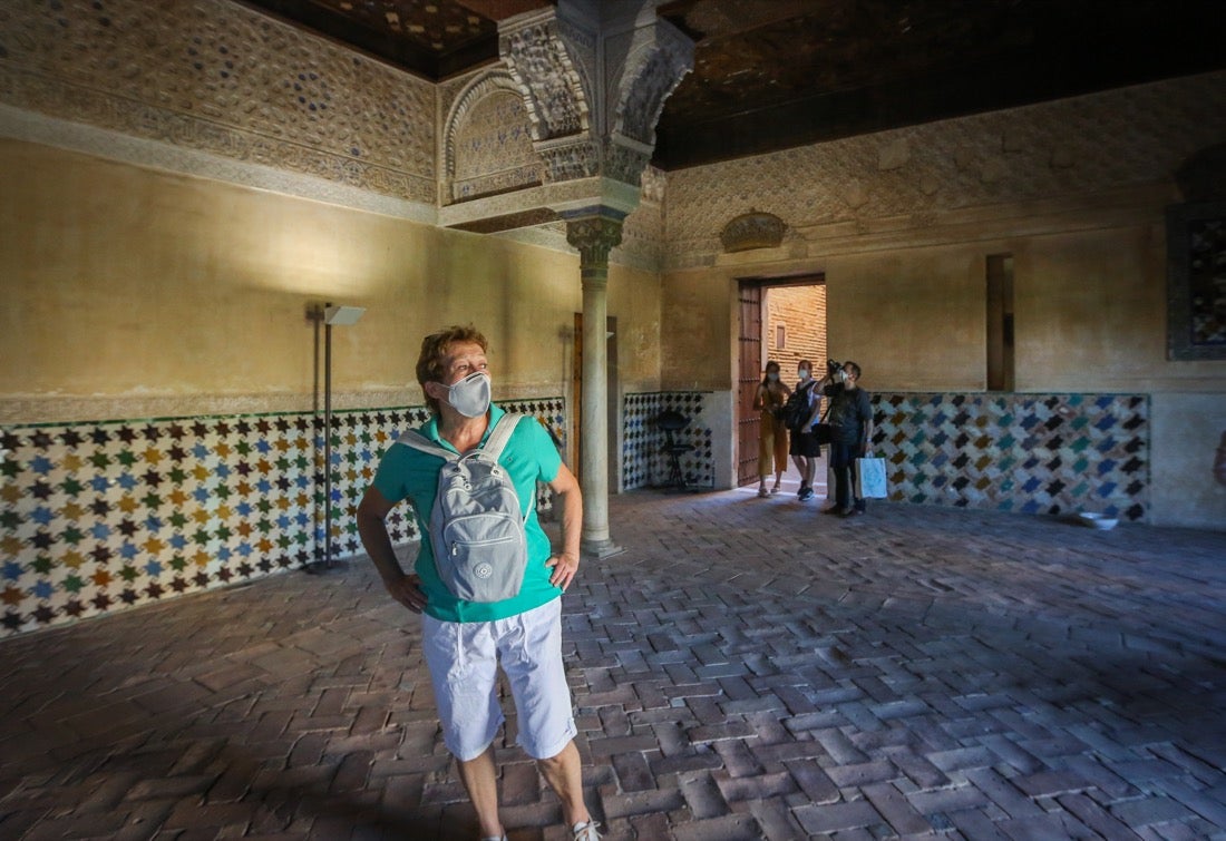 Los primeros turistas han empezado a visitar el monumento emocionados por este momento histórico