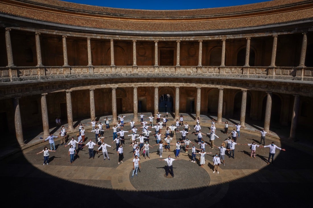Los primeros turistas han empezado a visitar el monumento emocionados por este momento histórico