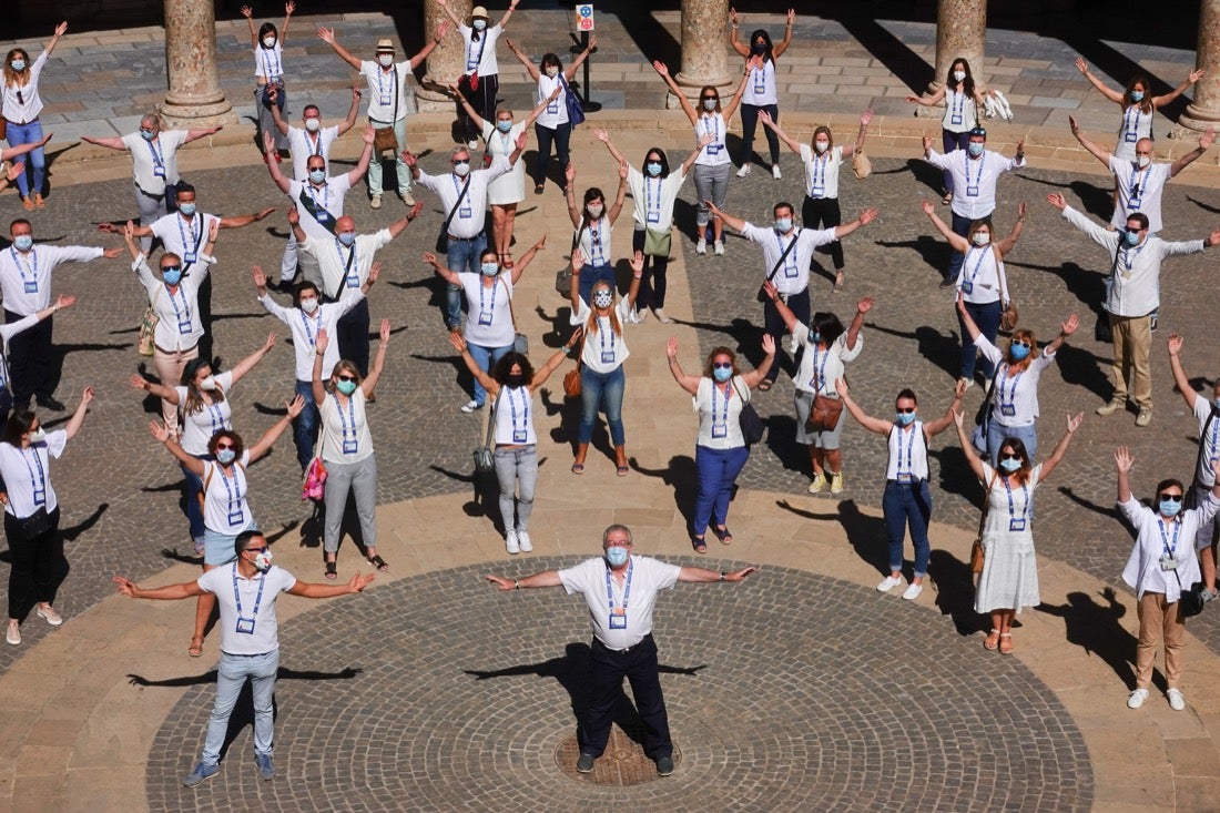 Los primeros turistas han empezado a visitar el monumento emocionados por este momento histórico