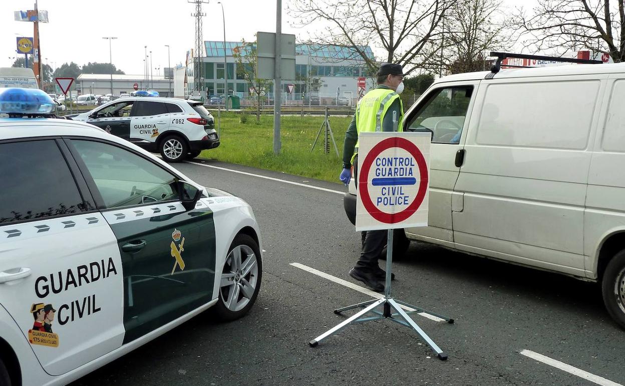 Control de la Guardia Civil para evitar desplazamientos durante el estado de alarma.